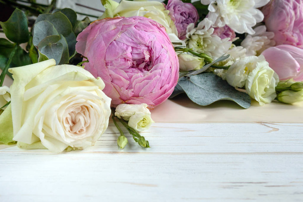 Delicaat romantisch boeket als geschenk. Enorme roze pioenen en witte rozen op een witte achtergrond. Bloemenarrangement voor Valentijnsdag, moederdag of Internationale Vrouwendag. - Foto, afbeelding
