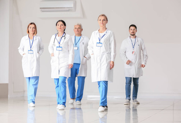 Команда лікарів, які ходять по залу в клініці
 - Фото, зображення
