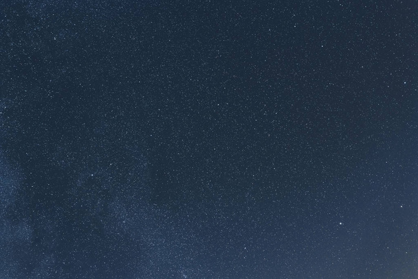 Cielo nocturno con estrellas brillantes, fondo astro - Foto, Imagen