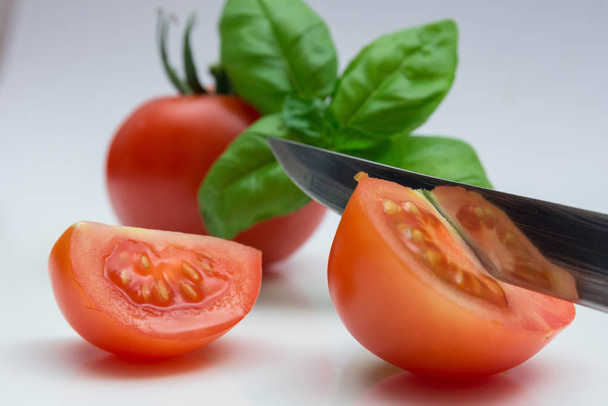 tomatoes,basil and knife - Foto, afbeelding