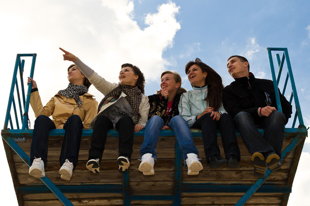 Şirket beş genç birlikte oturan - Fotoğraf, Görsel