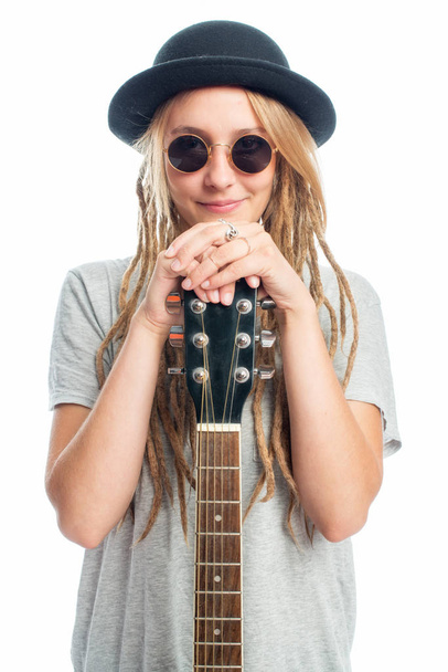 blonde girl with hat and guitar - Fotoğraf, Görsel