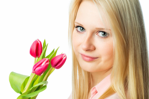 young blonde girl holding bouquet of flowers - Foto, imagen