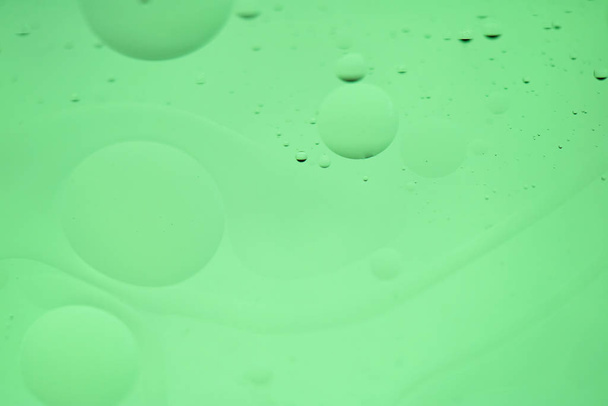 Green mint abstract background picture made with oil, water and soap - Foto, Bild