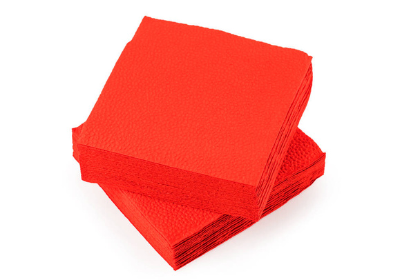pila di tovaglioli di carta rossa pulita su sfondo bianco. - Foto, immagini