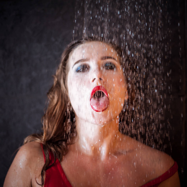 Retrato de una chica en la ducha, con gotas mojadas en su cuerpo
 - Foto, Imagen