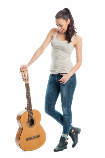 ギターを手にした若い女性は - 写真・画像