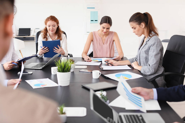 Grupo de empresários durante reunião no escritório
 - Foto, Imagem
