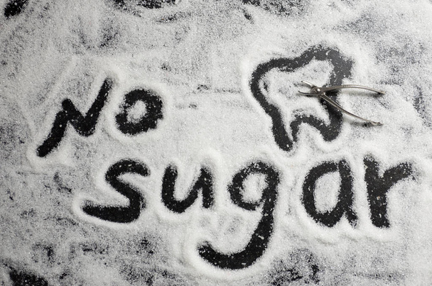 the inscription of sugar-free sugar, caries prevention, dental health care, causes of carious lesions, diabetes, obesity, no sugar - Foto, Bild