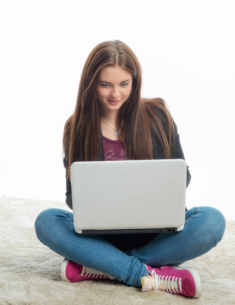 young woman sitting on floor with laptop - Foto, afbeelding