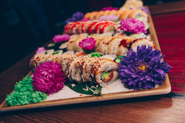 Ampia serie di deliziosi rotoli di sushi vista dall'alto Flat Lay. Un sacco di assortimento Philadelphia roll Piatti di pesce crudo giapponese in un piatto in un ristorante tradizionale. Giappone servizio di menu gastronomico
 - Foto, immagini