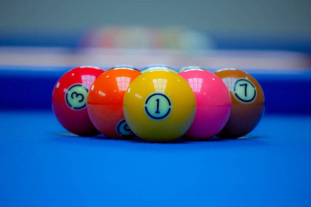 Värikäs snooker pallot sininen friisi, allas pallot snooker pöytä
 - Valokuva, kuva