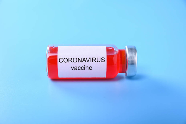 Vacuna contra el Coronavirus inyectada para la vacunación del bebé sobre fondo azul, medicina y concepto de medicamento
 - Foto, imagen