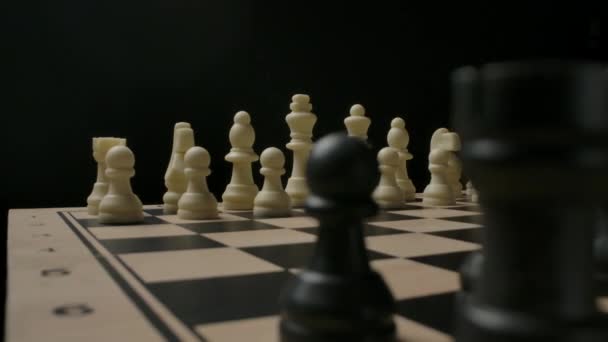 Szembesítés fekete és fehér sakkfigurák között. A játék kezdete. - Felvétel, videó