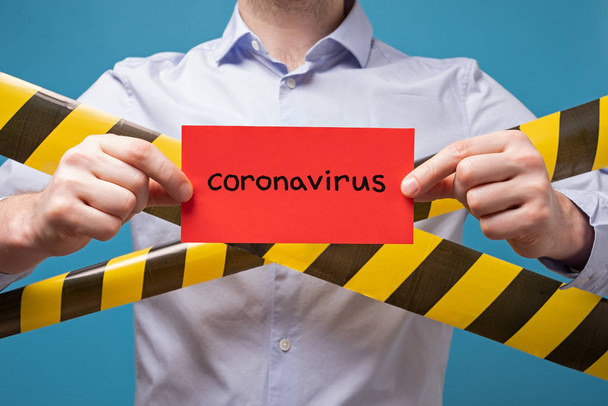 Ο άνθρωπος που κρατά ένα πανό με λέξη coronavirus. Ιός Πανδημία Προστασία Έννοια - Φωτογραφία, εικόνα
