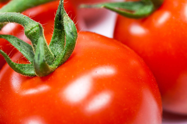 Fresh ripe organic tomatoes - Foto, afbeelding