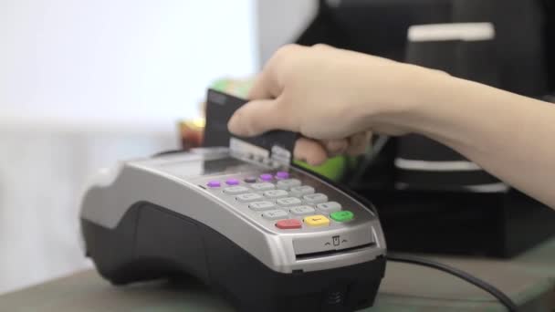 Κοντινό πλάνο του χεριού χρησιμοποιώντας πιστωτική κάρτα. Πληρωμή με πιστωτική κάρτα - Πλάνα, βίντεο