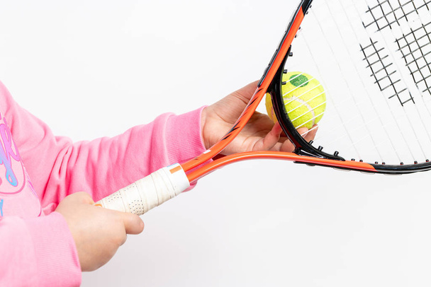 holding tennis racket - Foto, Bild