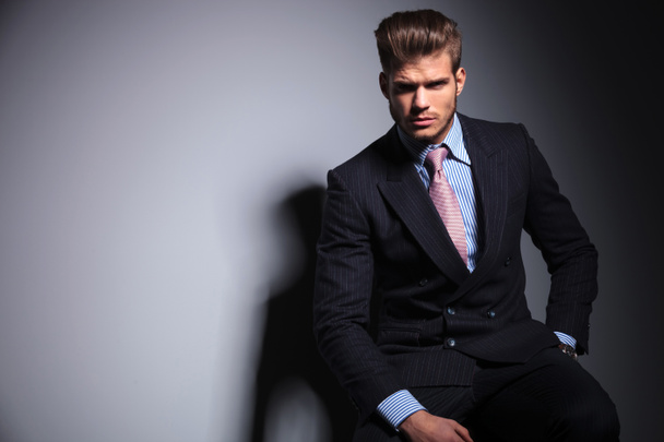homem de negócios de moda em terno e gravata está sentado
 - Foto, Imagem