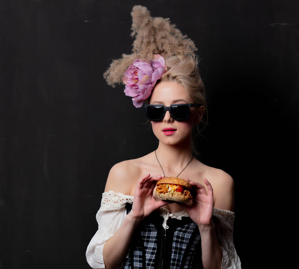 Hermosa condesa rubia con una hamburguesa
 - Foto, imagen