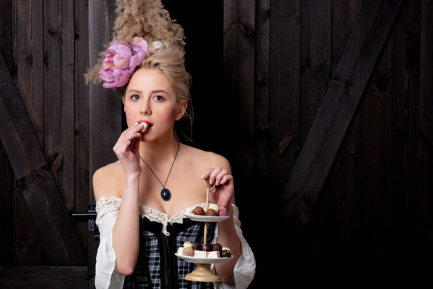 Красива блондинка графиня з шоколадними цукерками
 - Фото, зображення