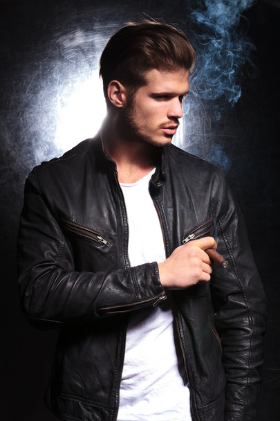 Mode-Model in Lederjacke raucht eine große Zigarre - Foto, Bild