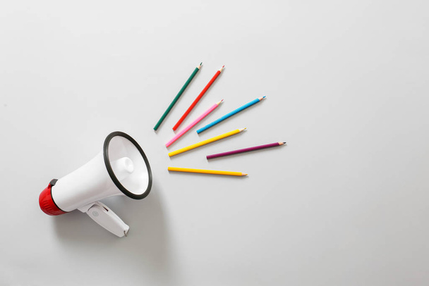 Megaphone με πολύχρωμα μολύβια σε λευκό φόντο - Φωτογραφία, εικόνα