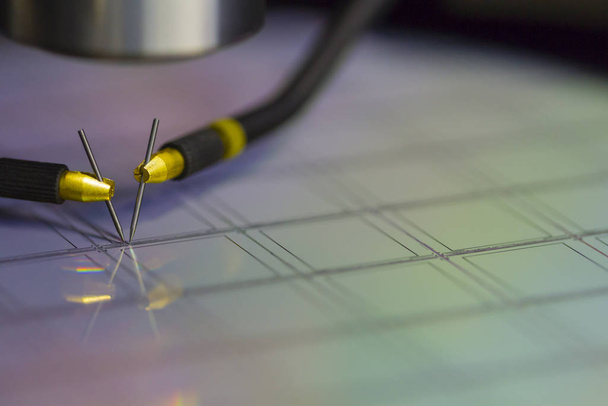 Nahaufnahme der Untersuchung einer Probe von Mikrochip-Transistoren mit Prob - Foto, Bild