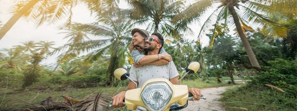 Una coppia amorevole viaggia in scooter attraverso la giungla a Southea
 - Foto, immagini