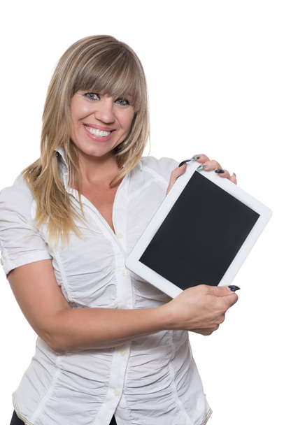 isolated photo of a smiling woman presenting a tablet. the woman looks at the camera. - Foto, imagen