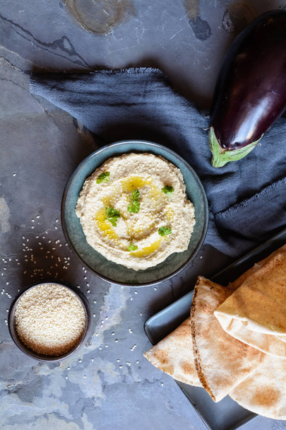 Délicieuse trempette d'aubergine Baba Ganoush garnie de graines de sésame et d'huile d'olive
 - Photo, image