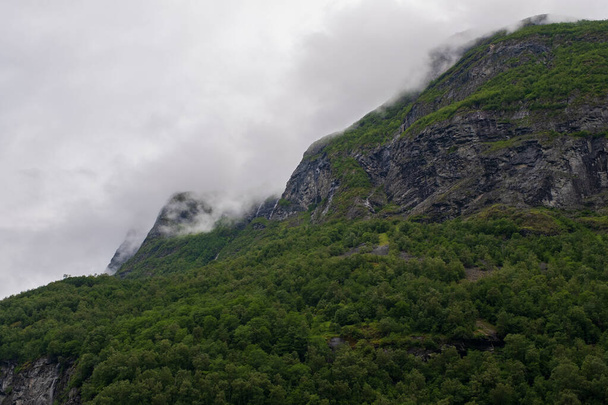 Подивіться на фіорд і гори в Гейрангері, Норвегія. Липень 2019 - Фото, зображення
