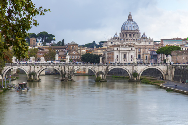 Рим, Італія. панорамний вид на річку Тибр і Святого Петра - Фото, зображення