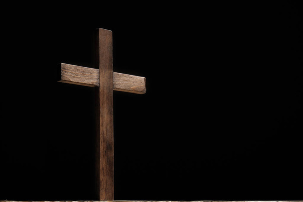 Cruz cristiana sobre fondo oscuro
 - Foto, imagen