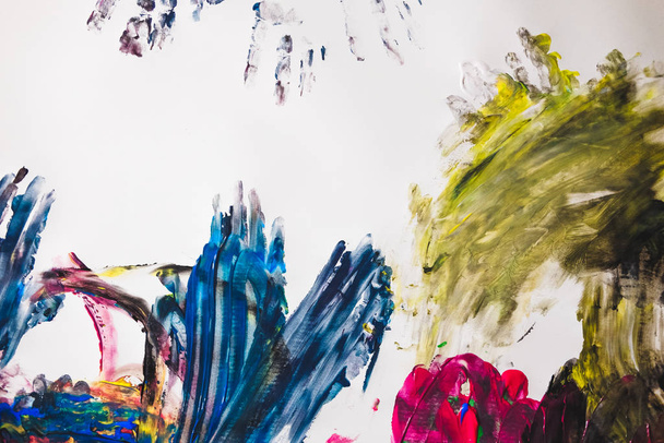 Zamknij fragment akrylowego abstrakcyjnego malarstwa kolorowe wykonane przez dzieci ręce - Zdjęcie, obraz