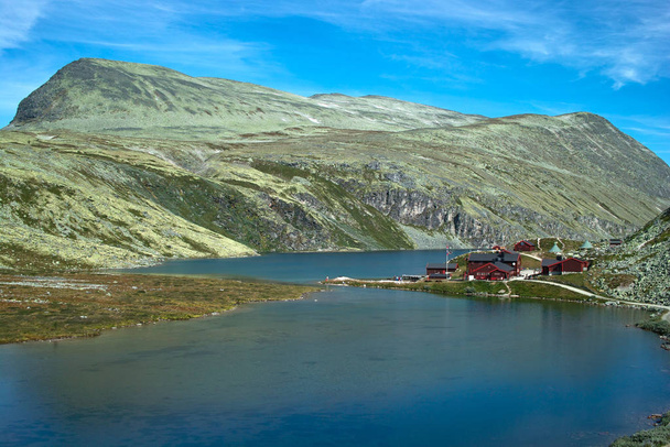 norwegian mountain landscape - the cottage rondvassbu in rondane - Foto, Imagem
