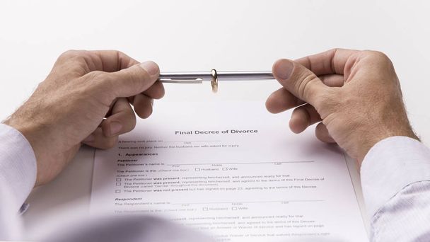Чоловік перевіряє декрет про розлучення, підготовлений адвокатом
 - Фото, зображення