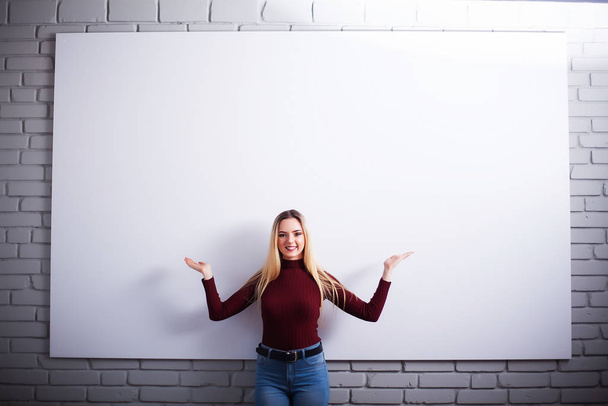 Portrait de heureuse jeune femme d'affaires près sur le mur blanc
 - Photo, image