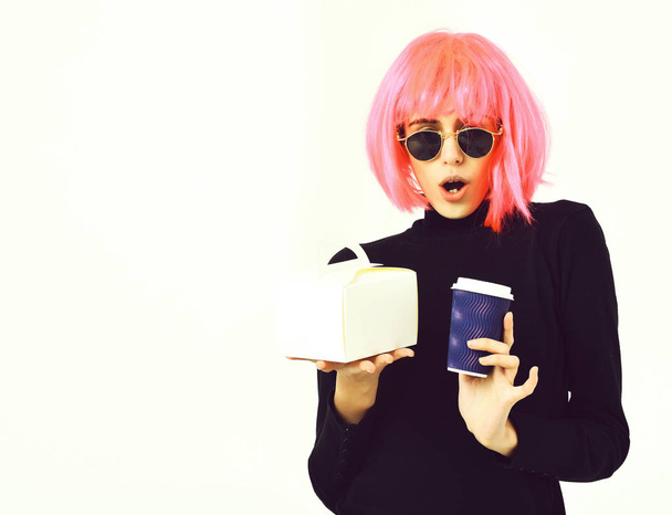 girl in pink wig holding coffee cup and meal box - Zdjęcie, obraz