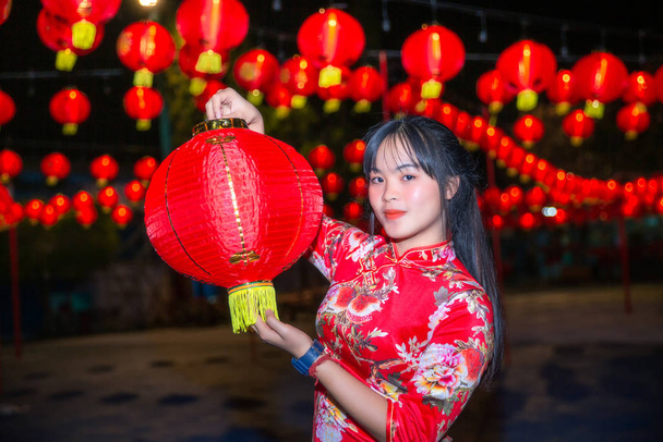 Belleza chica china sosteniendo una linterna roja
 - Foto, imagen