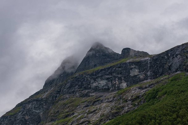 θέα το φιόρδ και τα βουνά στο Geiranger, Νορβηγία. Ιούλιος 2019 - Φωτογραφία, εικόνα