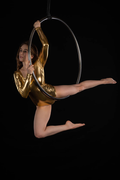 Brunette acrobat on a lyra - Φωτογραφία, εικόνα
