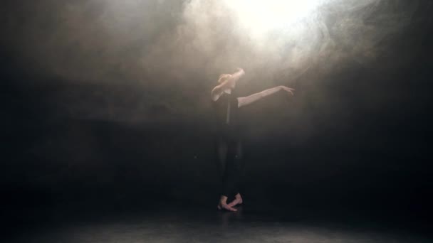 Moderní umělec vystupující s expresivními tanečními prvky - Záběry, video