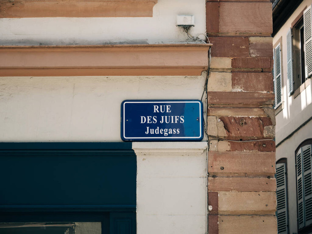 Rue des Juifs Judegaas tłumaczone jako żydowska ulica w centrum Strasburga - Zdjęcie, obraz