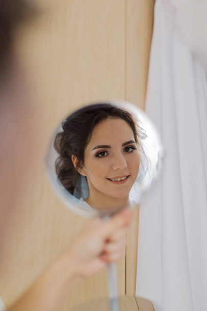 Krásná žena při pohledu na sebe do zrcadla. - Fotografie, Obrázek