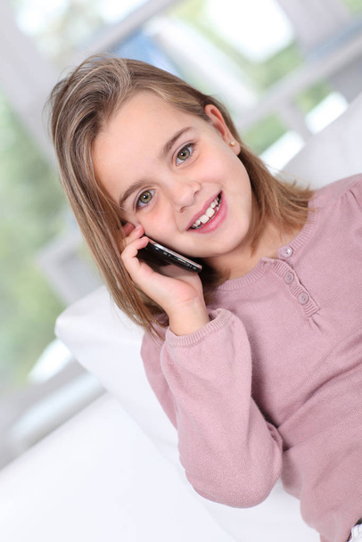 Portrait of little girl talking on mobile phone - Foto, Imagen