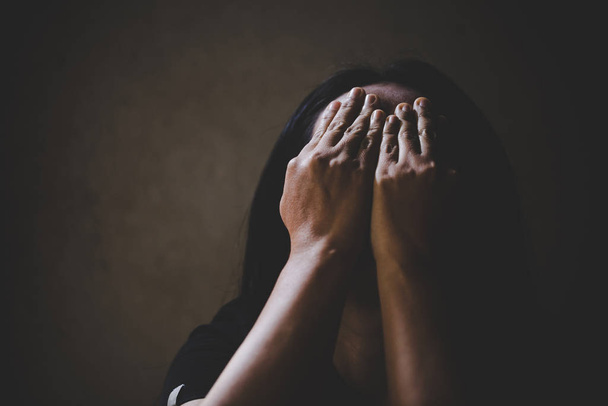 Νεαρή καταθλιπτική γυναίκα, ενδοοικογενειακή βία και βιασμός, ξυλοδαρμός - Φωτογραφία, εικόνα