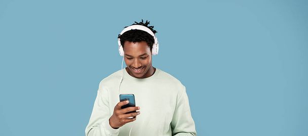 Happy african man listening to music. - Zdjęcie, obraz