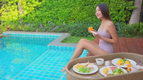 съемка красивой азиатской женщины, отдыхающей в бассейне в отеле
 - Кадры, видео