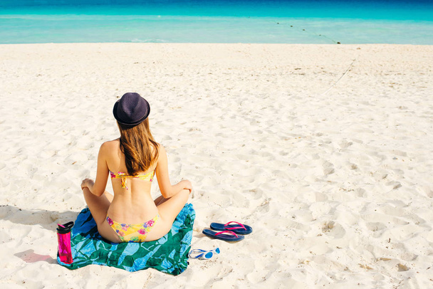 paradijs zomer vakantie geluk zorgeloos gelukkig vrouw ontspannen zitten in het zand genieten van tropische strand bestemming.  - Foto, afbeelding